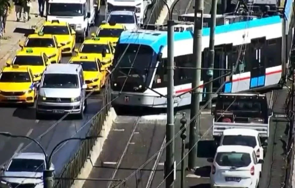 T1 Kabataş-Bağcılar hattında tramvay raydan çıktı