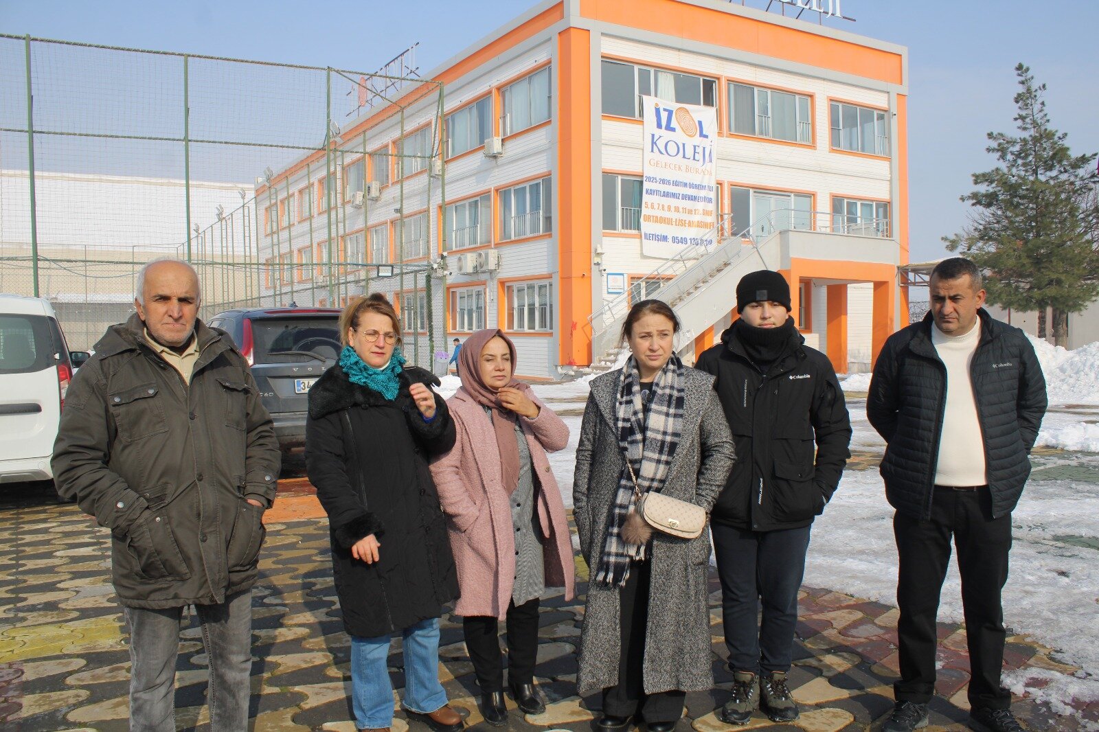 Eğitim Devam Ederken Okula “Satılık” ve “Kiralık” Tabelası Asıldı
