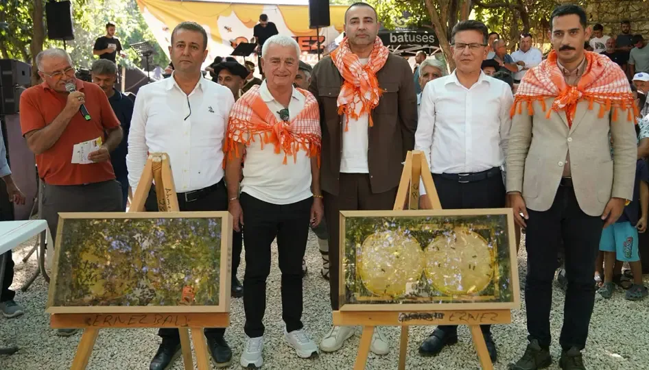 Finike’de 10. Ernez bal festivali coşkusu