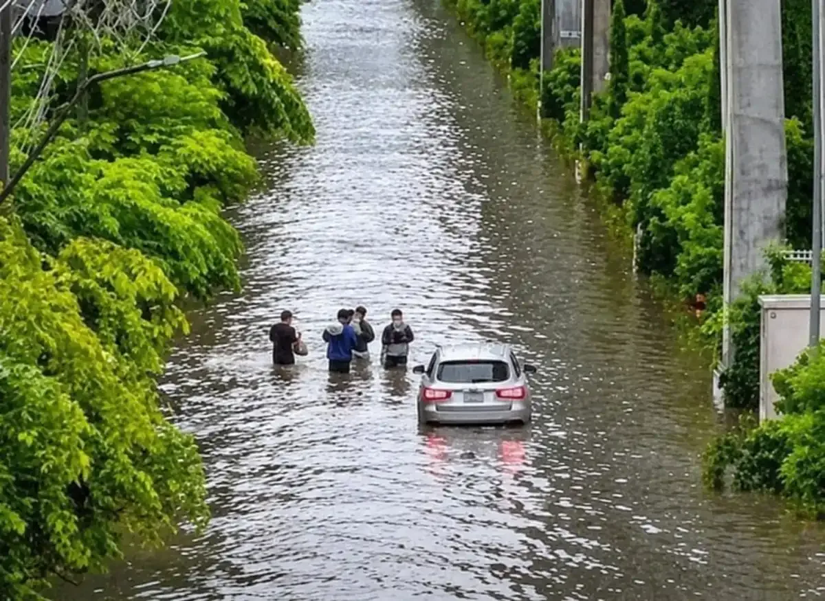 Bangkok'ta sel alarmı: Binlerce kişi tahliye edildi