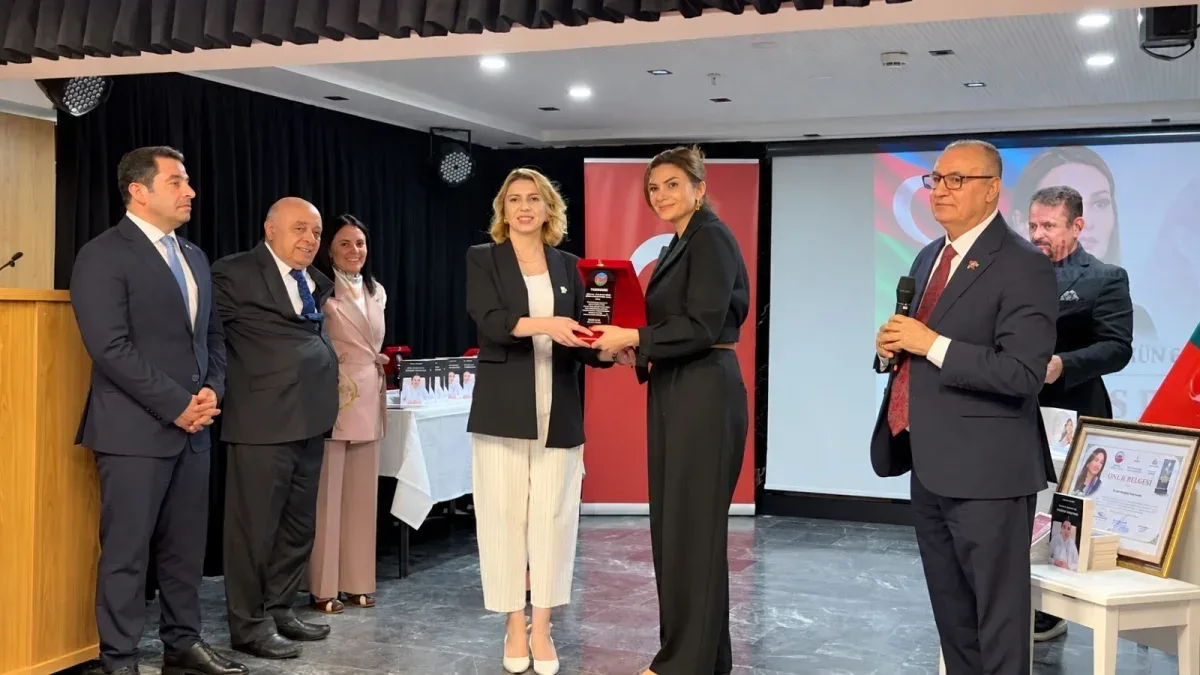 Ayten Rehimova’ya Ganire Paşayeva anısına plaket ve onur belgesi