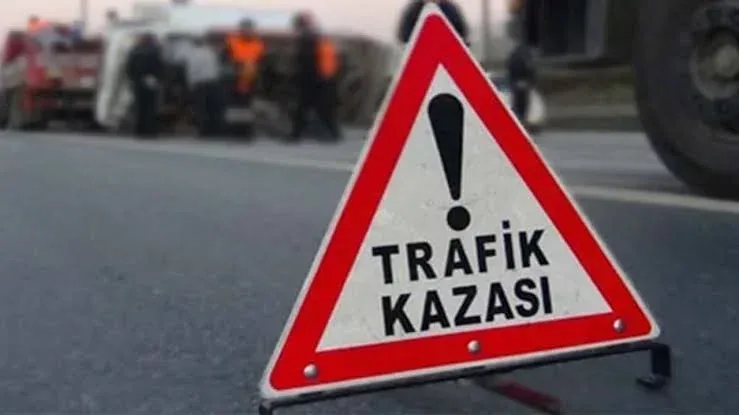 Çanakkale'de kaza: Otomobil direğe çarptı, 2 ölü
