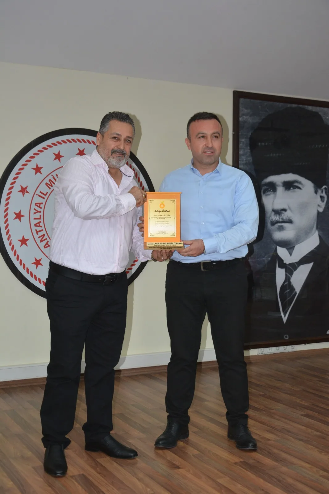 ANTALYA ŞOFÖRLER VE OTOMOBİLCİLER ODASI BAŞKANI NİYAZİ ÖZÇELİK’E ÖDÜL