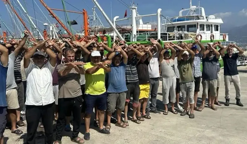 Balıkçılar sezonun ilk günlerinde limana dönmek zorunda kaldı