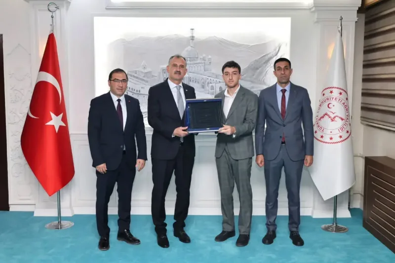 Ağrı Valisi Önder Bozkurt, genç gönüllüyü kabul edip Ahi Sancağı Plaketi'ni aldı